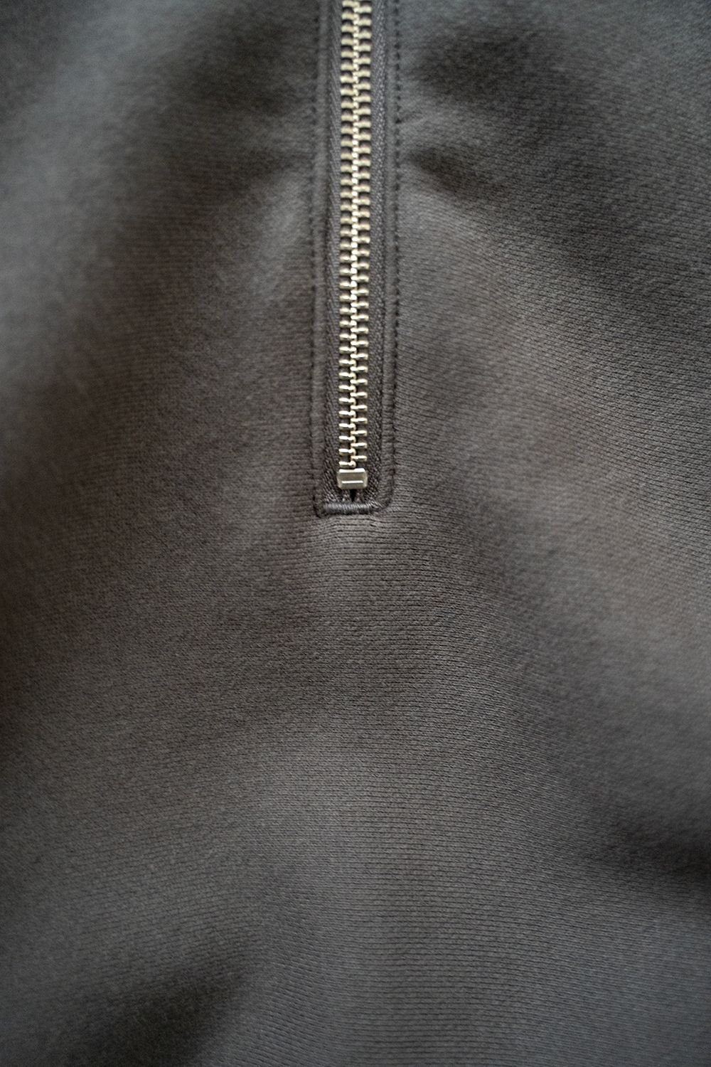【ラスト1点】【24AW】ハーフジッププルオーバースウェット(KHAKI GRAY)