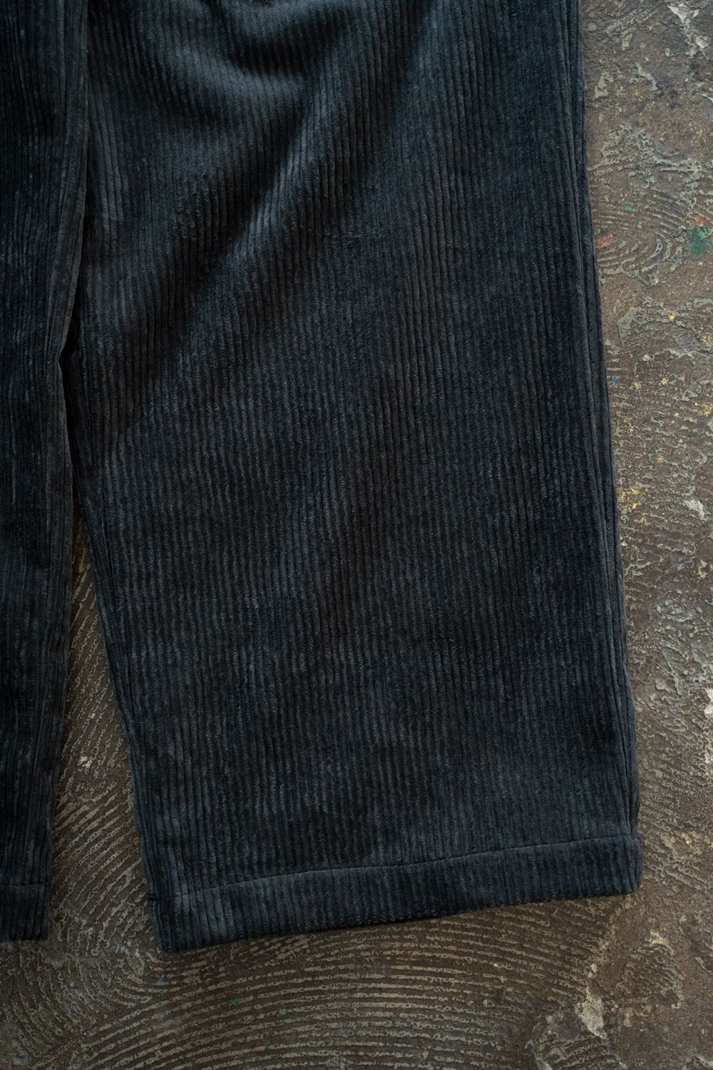 【26AW】綿×レーヨン5Wコーデュロイイージーパンツ(BLUE CHARCOAL)