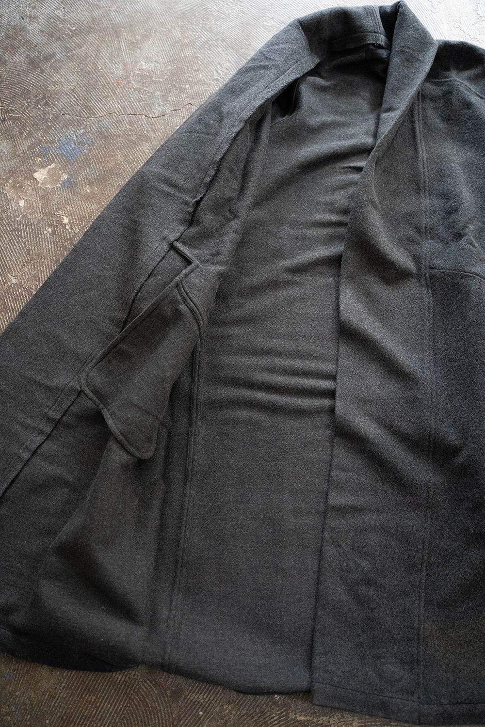 MITTAN - ウールシルクキャメル半纏ロングコート（紐付き)(濃灰) | Salty