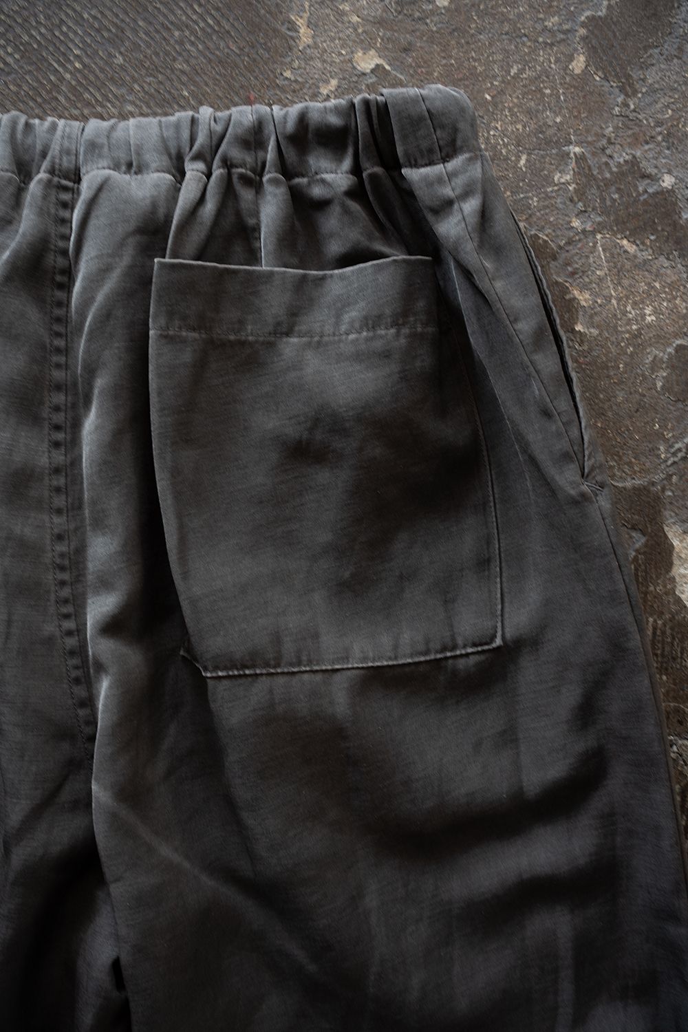 【26SS】ピグメントプリントタックイージーパンツ(DUSTY GREY)