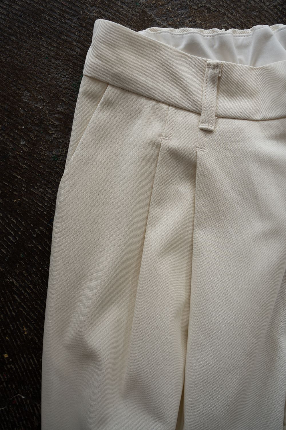 【26AW】コットンツイル2タックテーパードパンツ(IVORY)