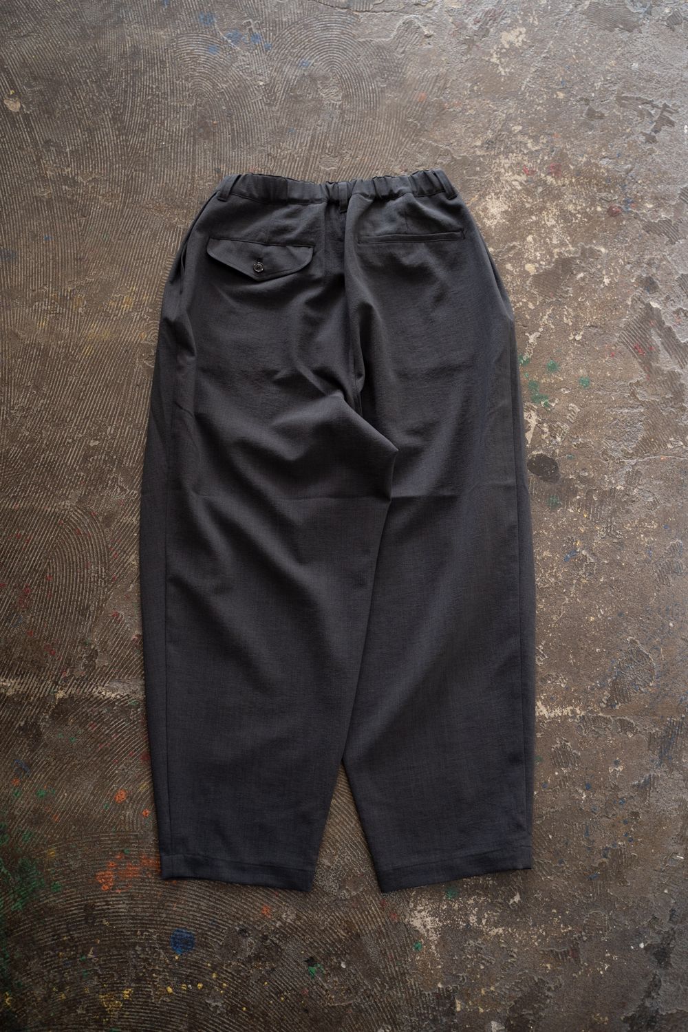 【256SS】ディープタックポリエステルワイドテーパードパンツ(CHARCOAL)