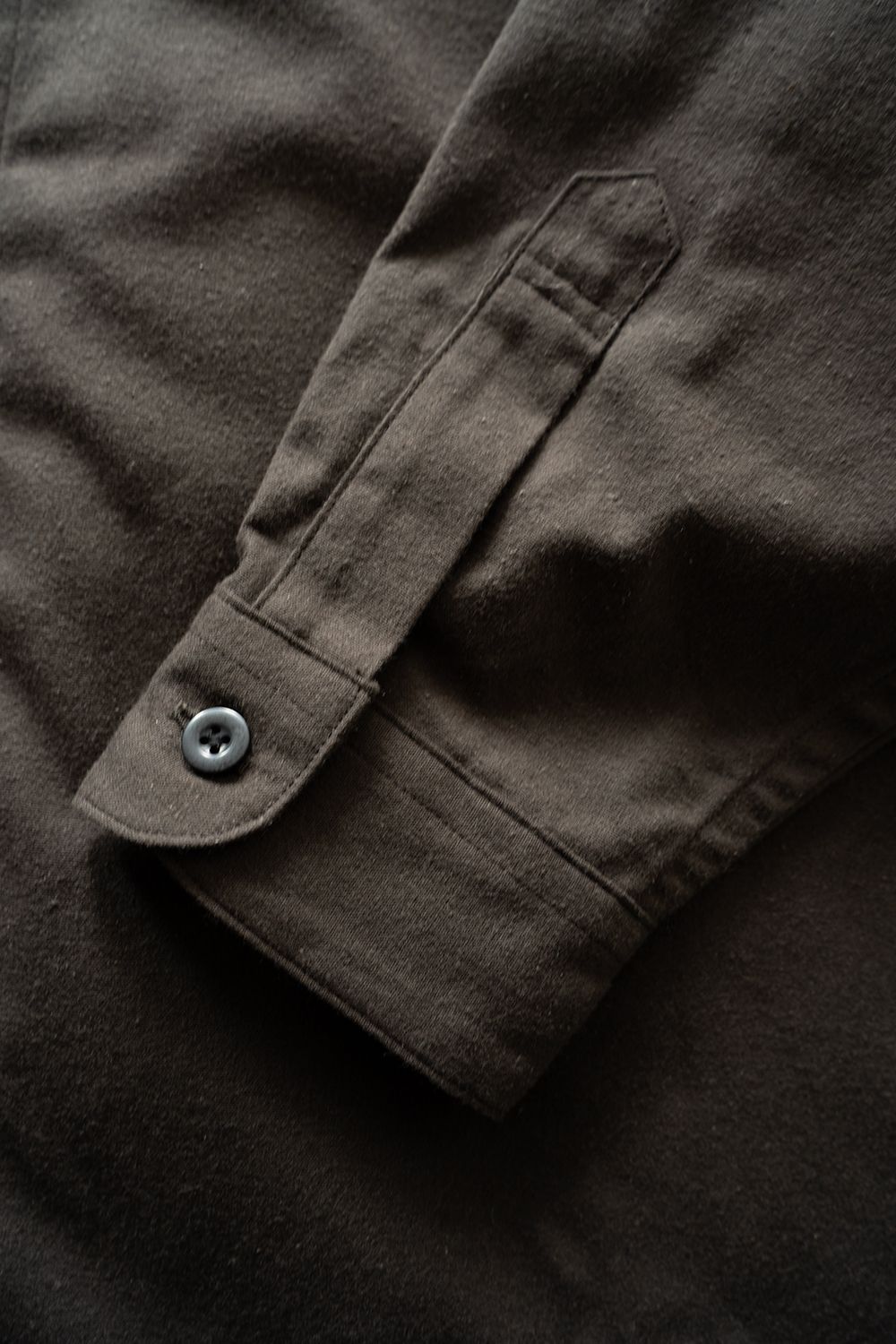 【26AW】コットン×シルクバンドカラーシャツ(BROWN CHARCOAL)