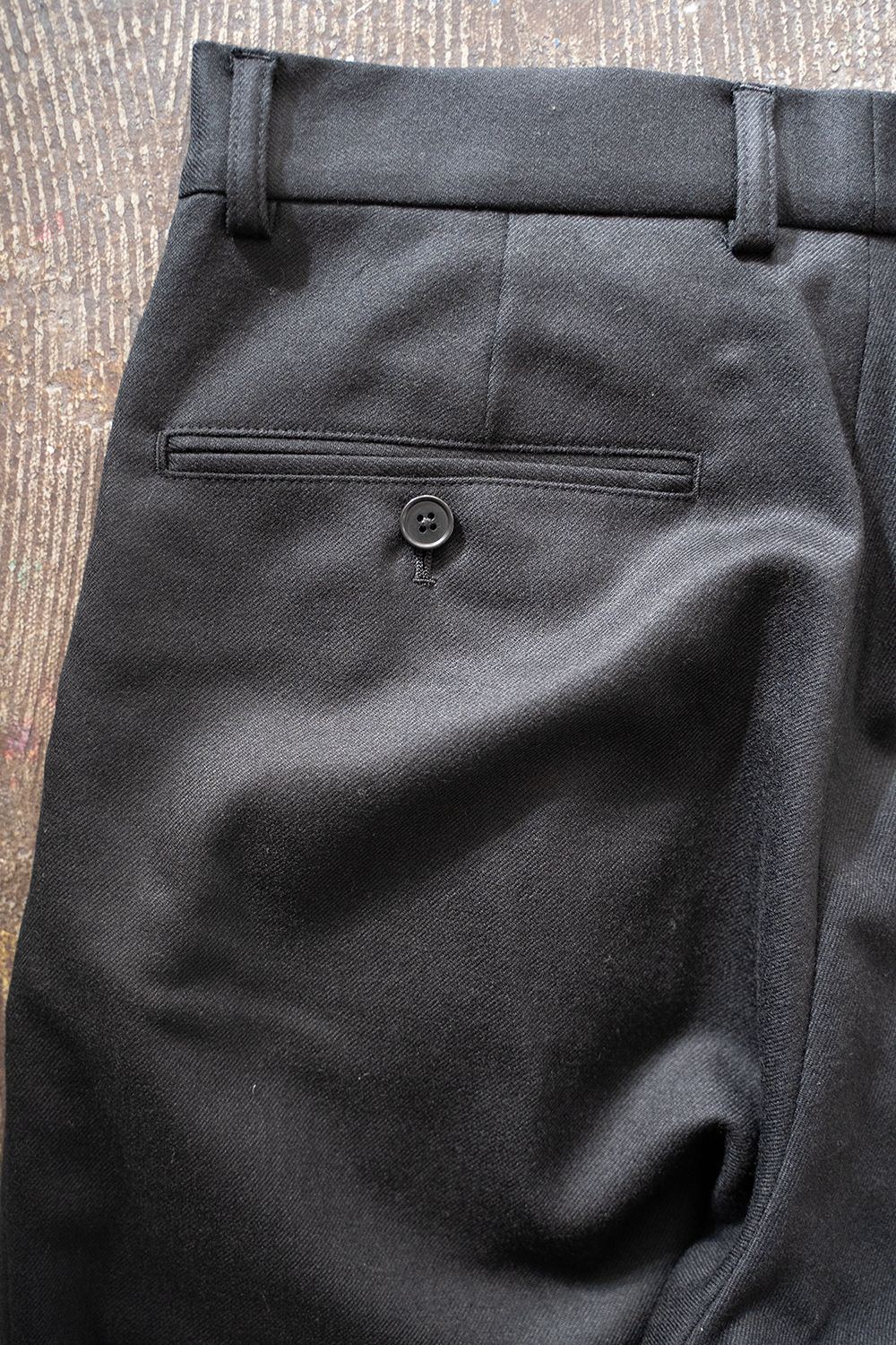 STILL BY HAND - 【ラスト1点】【22AW】インボックスタックサキソニースラックス(CHARCOAL) | Salty