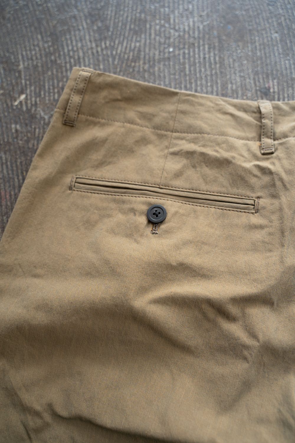 【ラスト1点】強撚コットンセンタープレススラックス(KHAKI)