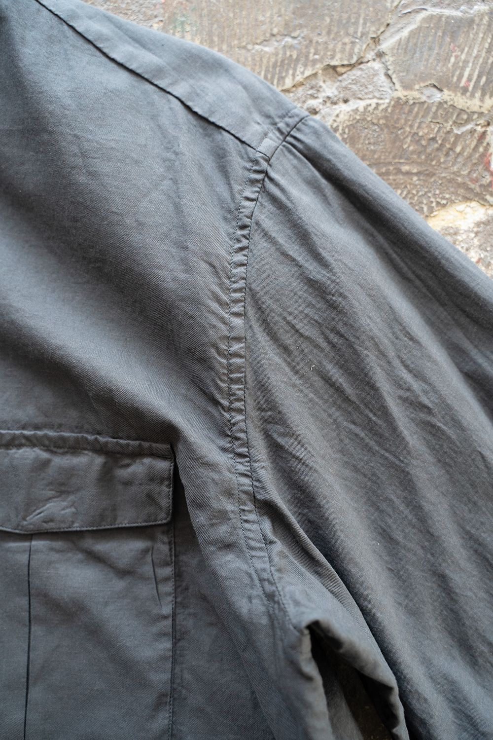 【ラスト1点】【23SS】シルク混両胸ポケットバンドカラーシャツ(CHARCOAL)