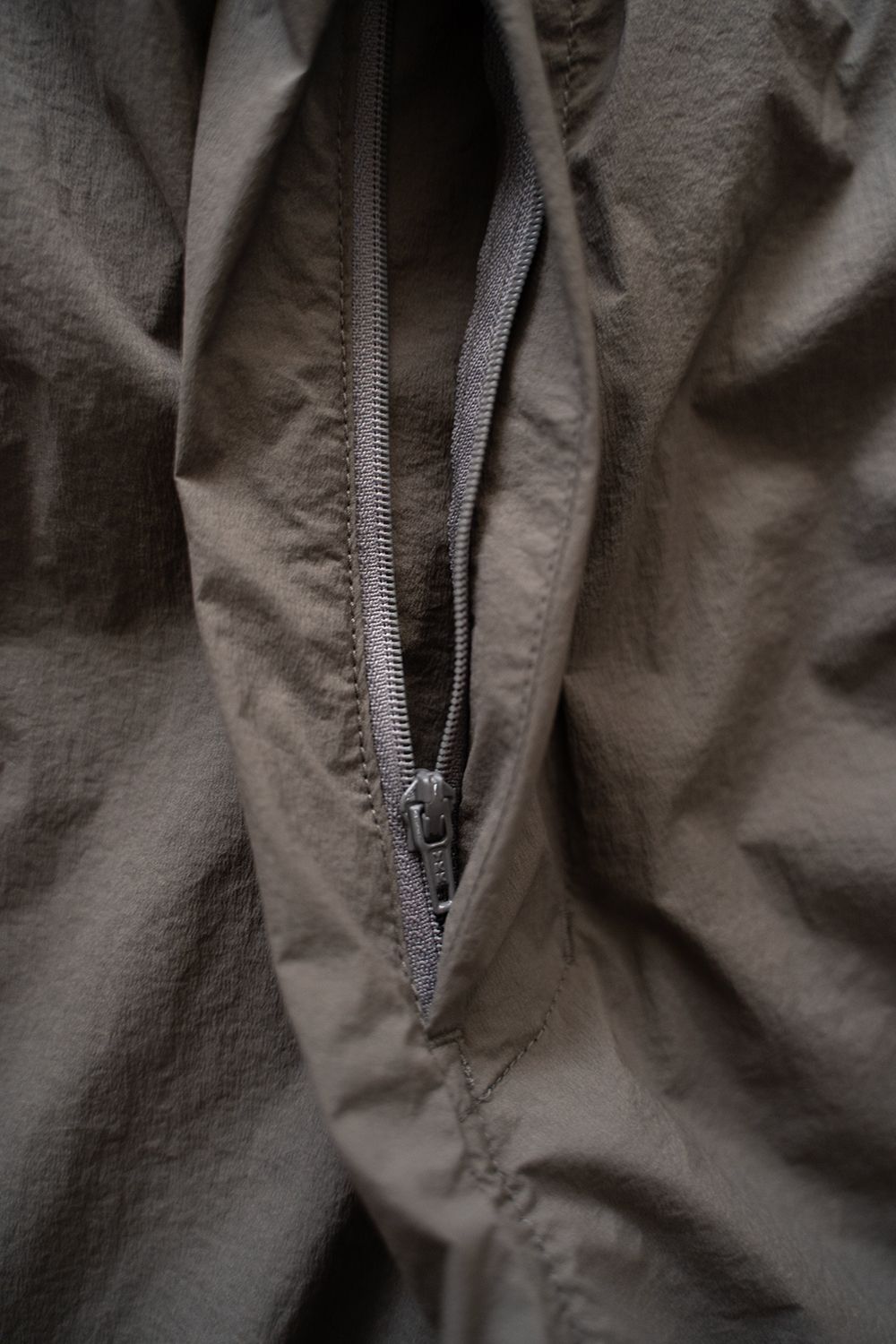 【ラスト1点】【25SS】ストレッチナイロンイージーパンツ(CHARCOAL BROWN)