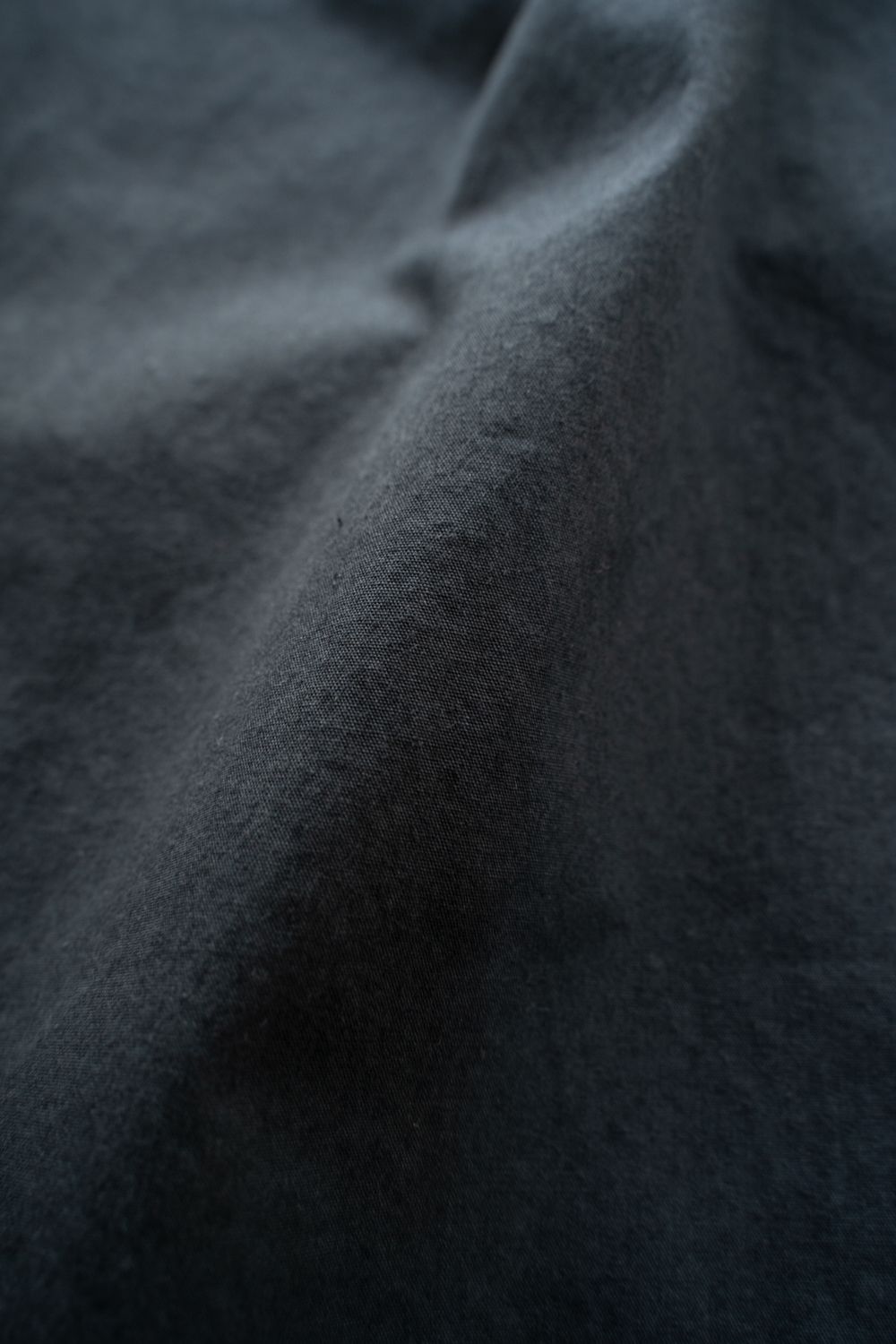 【25AW】ガーメントダイディープタックテーパードパンツ(BLUE CHARCOAL)