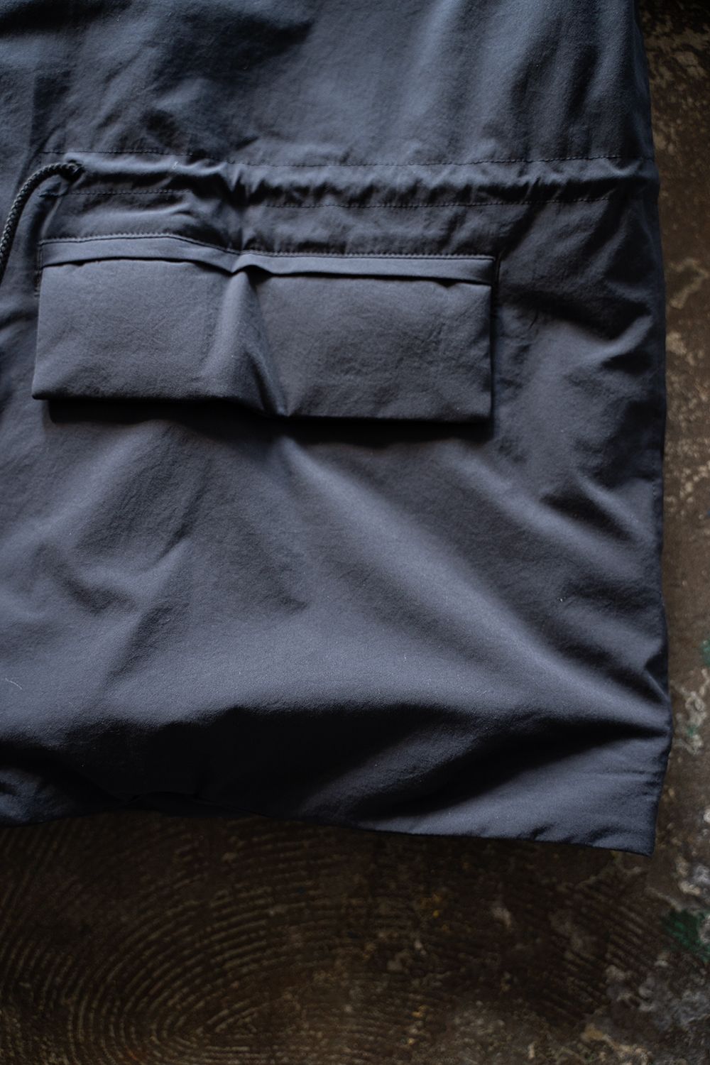 【ラスト1点】【24AW】シンサレートフーデッドブルゾン(NAVY)