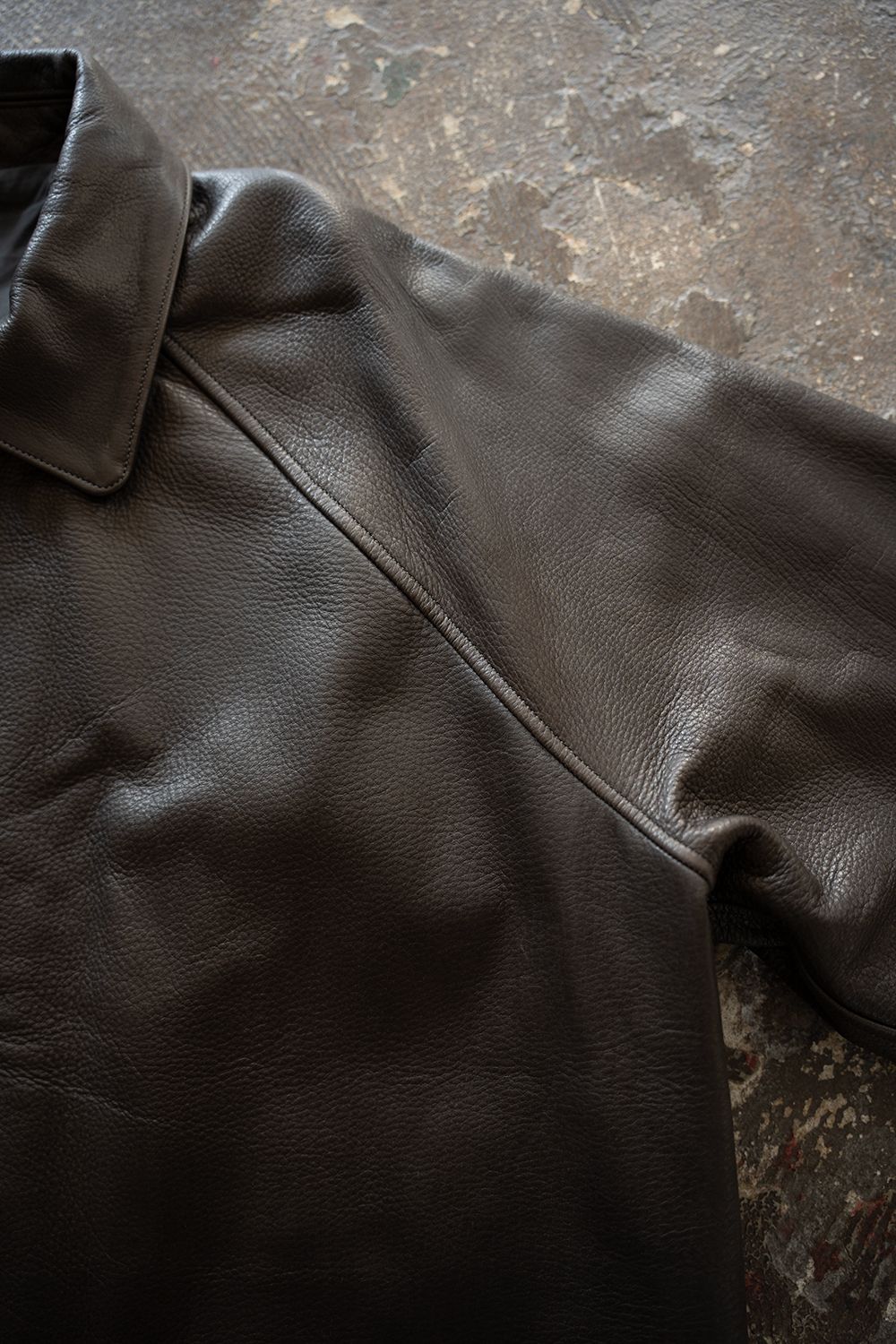 【26AW】カウレザーハーフコート(BROWN CHARCOAL)