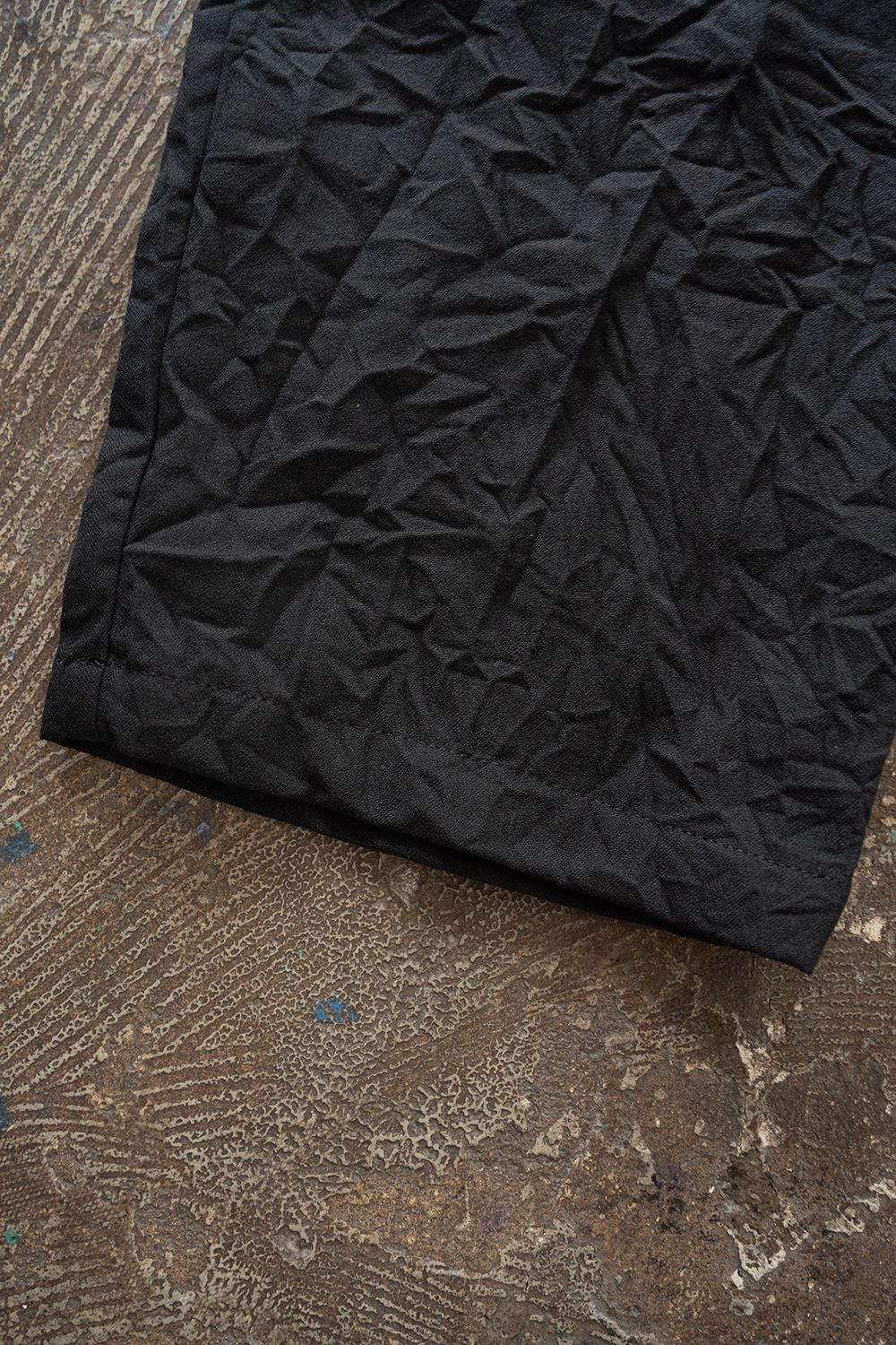 【26AW】先染めポリエステルタックテーパードパンツ(BLACK)