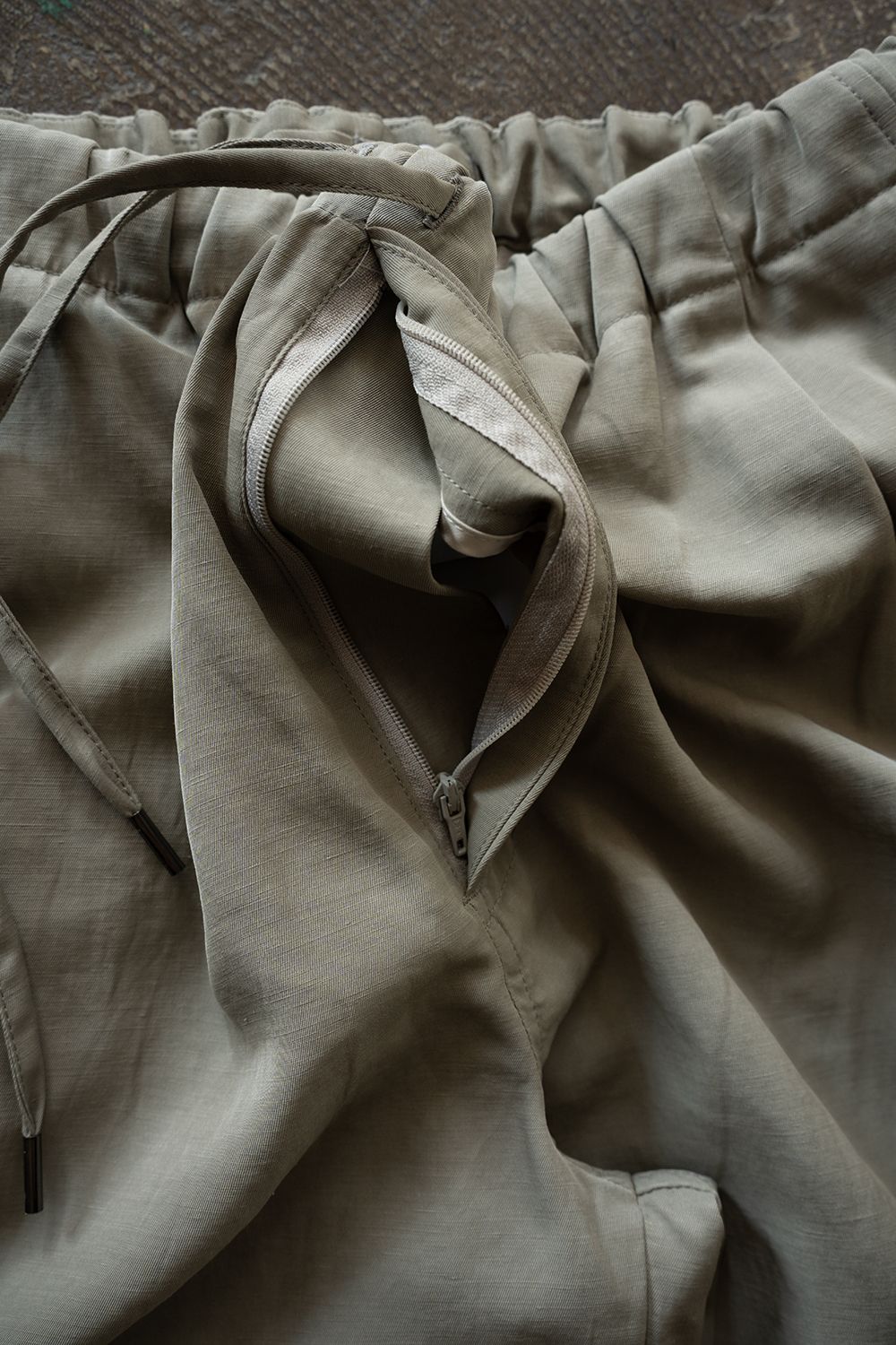 【26SS】ピグメントプリントタックイージーパンツ(SAGE)