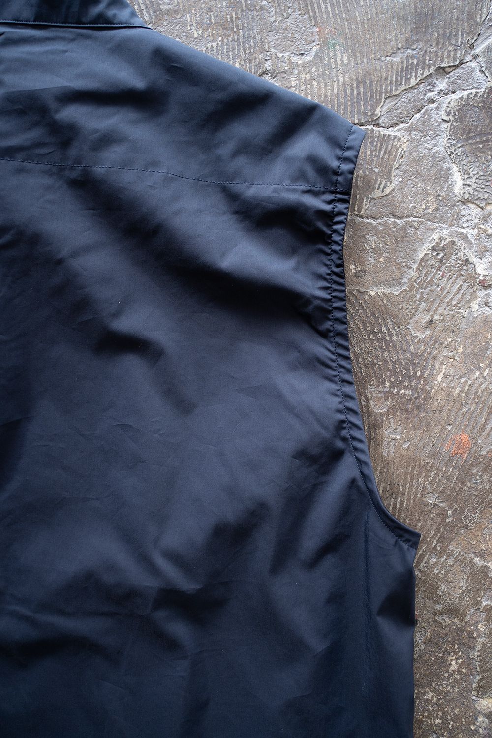 【ラスト1点】【24SS】綿×ポリエステルスタンドカラーベスト(NAVY)