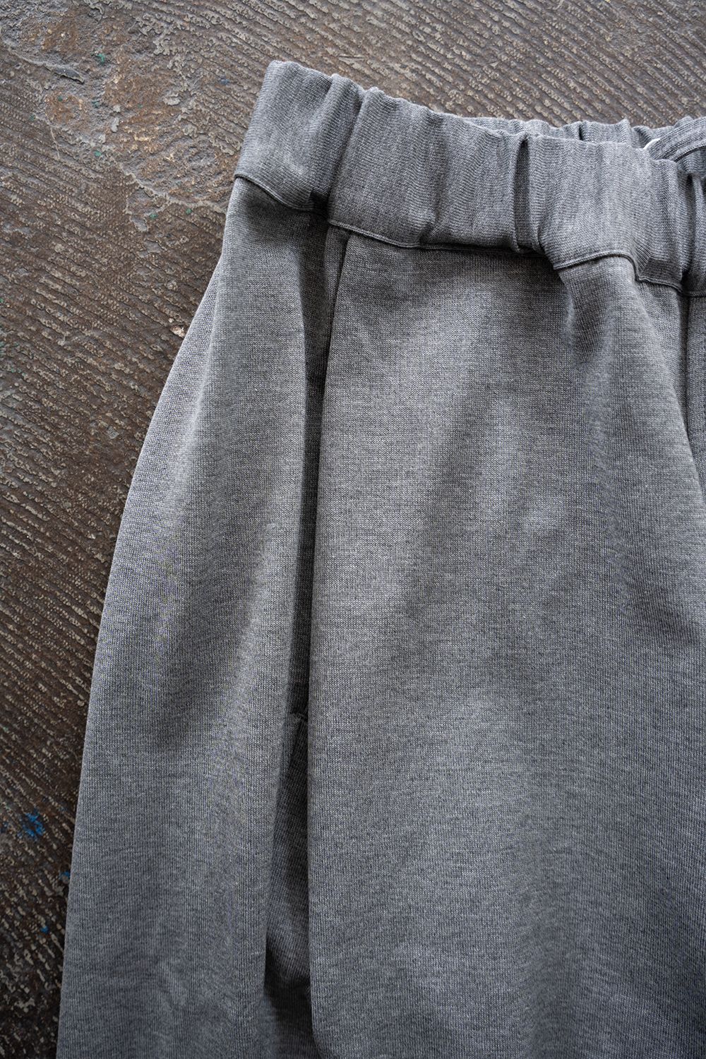 【26SS】コットンジャージータックイージーパンツ(MELANGE GREY)