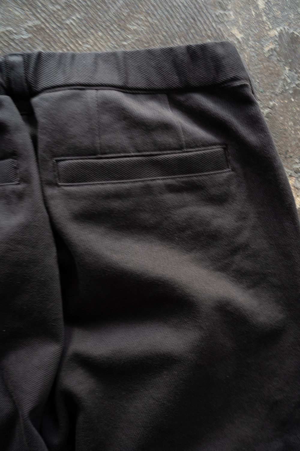 【25AW】ディープタックコットンツイルテーパードパンツ(CHARCOAL)