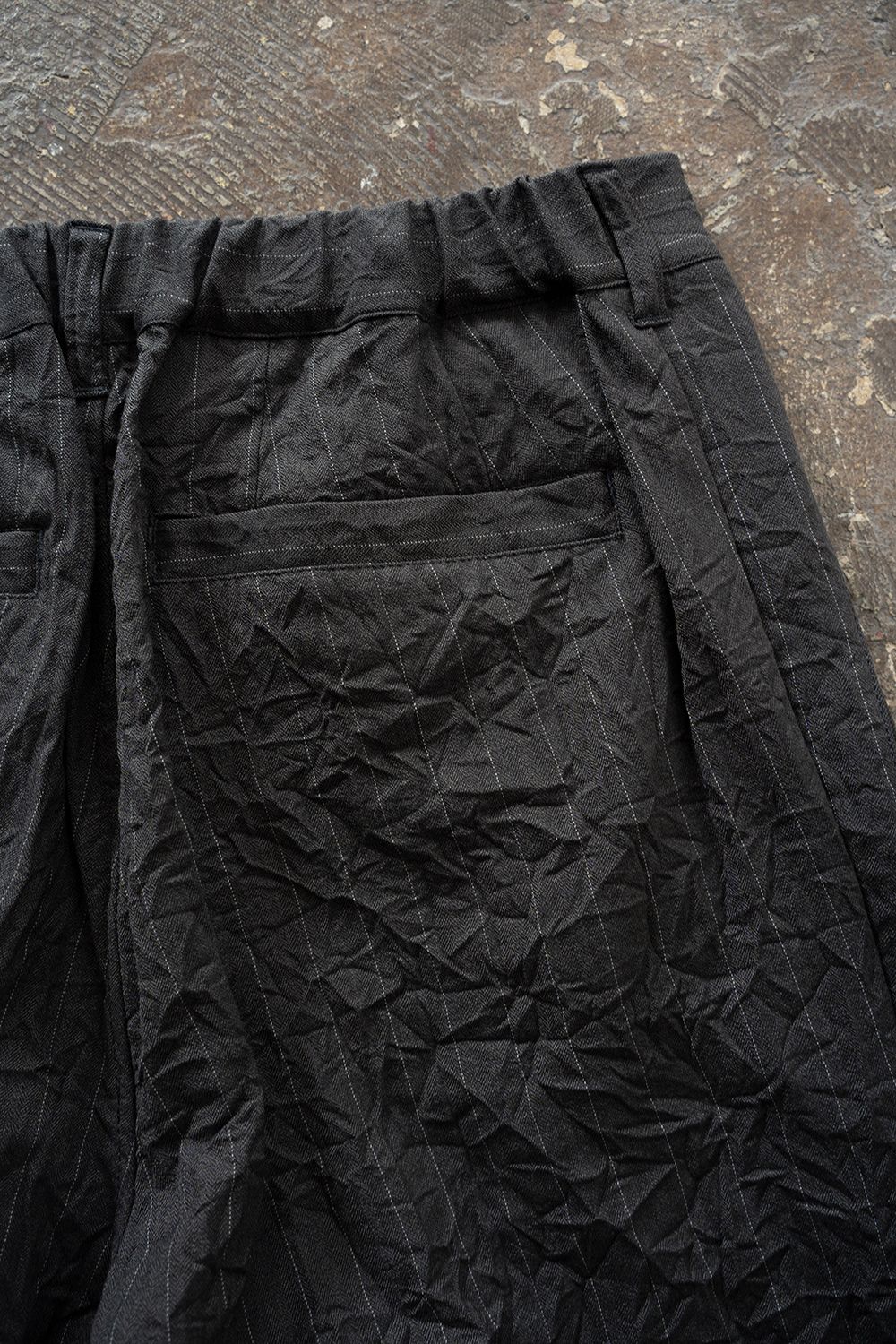 【26AW】先染めポリエステルタックテーパードパンツ(CHARCOAL)