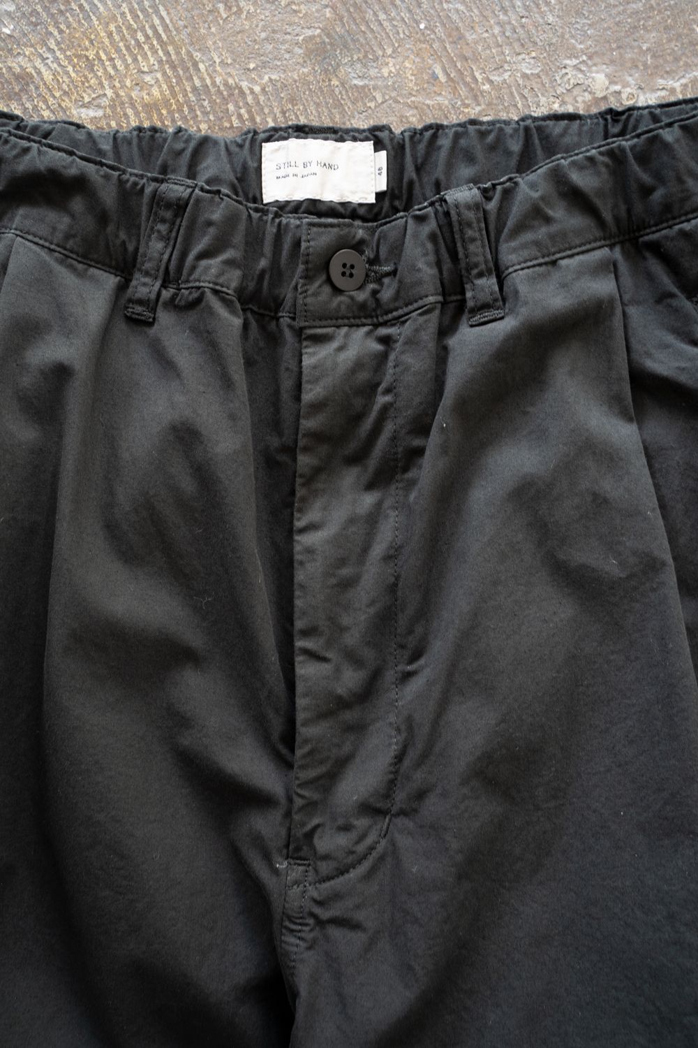 【25AW】ガーメントダイディープタックテーパードパンツ(INK BLACK)