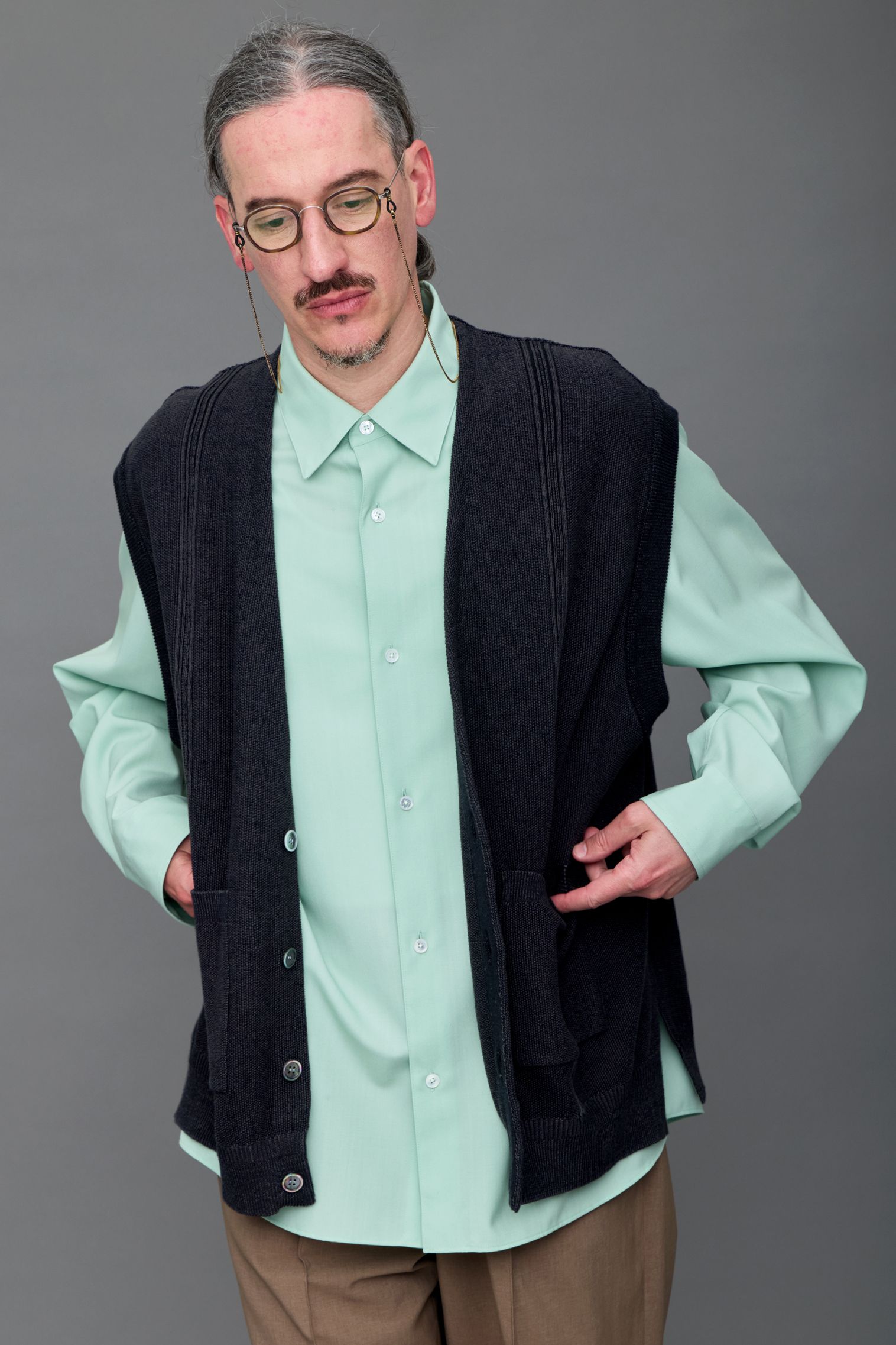 YASHIKI - 【ラスト1点】【26SS】Shirotsume V-neck Vest(BLACK) | Salty