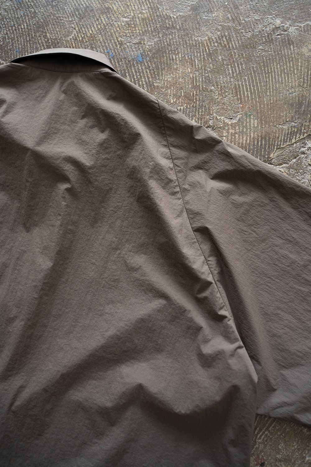 【ラスト1点】【25SS】ストレッチナイロン変形スリーブ半袖シャツ(CHARCOAL BROWN)