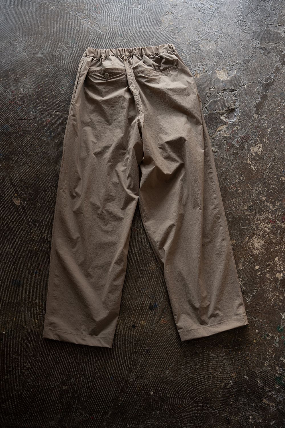 【26SS】ストレッチナイロンテーパードパンツ(GREIGE)