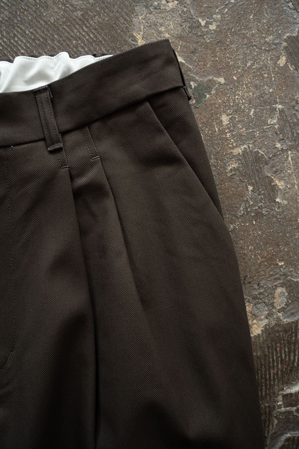 【26AW】コットンツイル2タックテーパードパンツ(DARK BROWN)