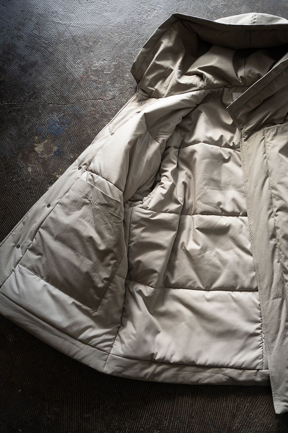【ラスト1点】【24AW】シンサレートフーデッドブルゾン(SAND BEIGE)