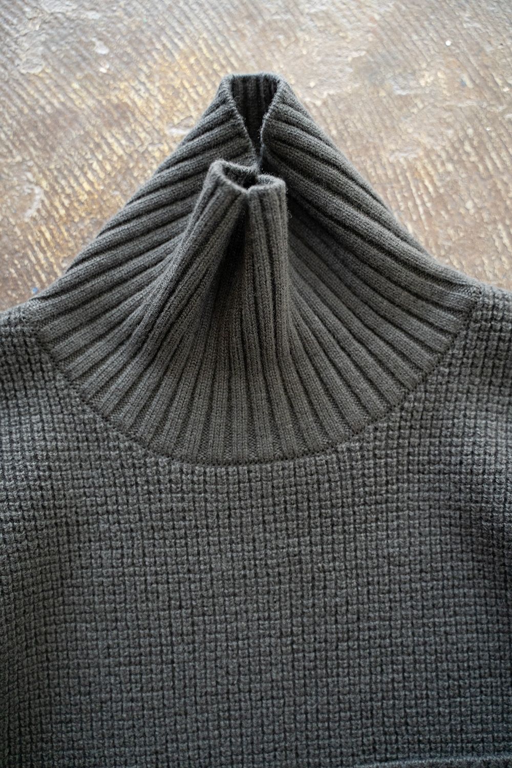 【ラスト1点】【22AW】胸ポケハイネックニット(CHARCOAL)
