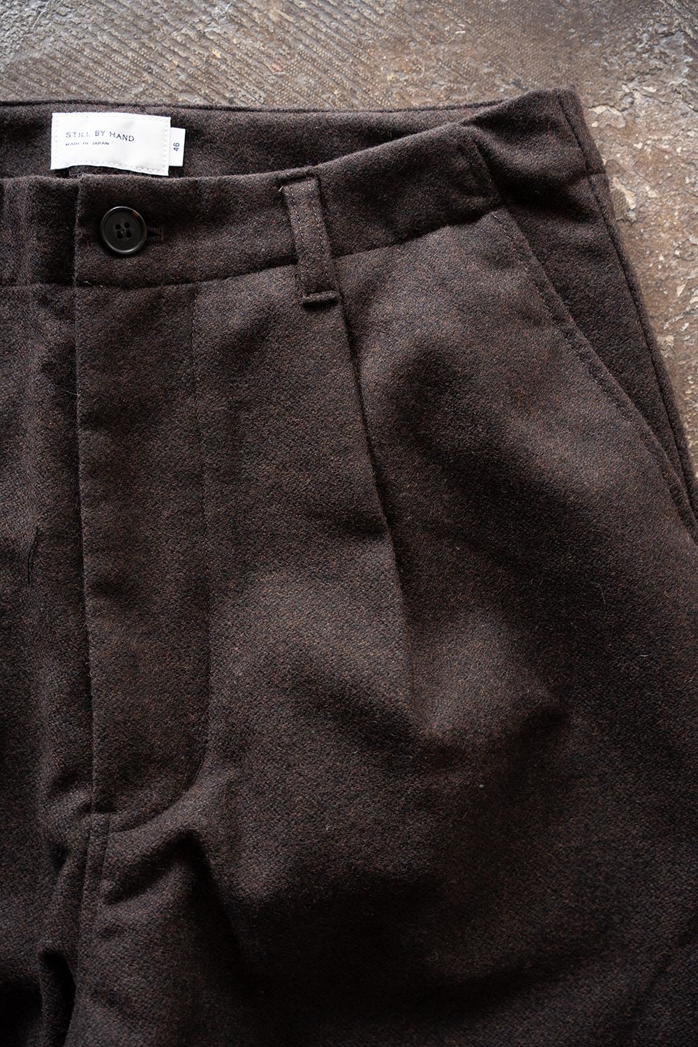 【26AW】ウール×ナイロンワンタックパンツ(DARK BROWN)