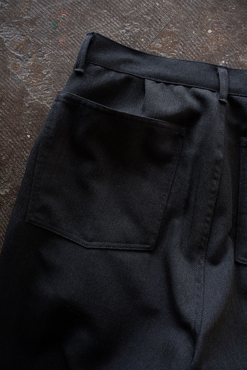 【26AW】ウールサージワンタックパンツ(CHARCOAL)