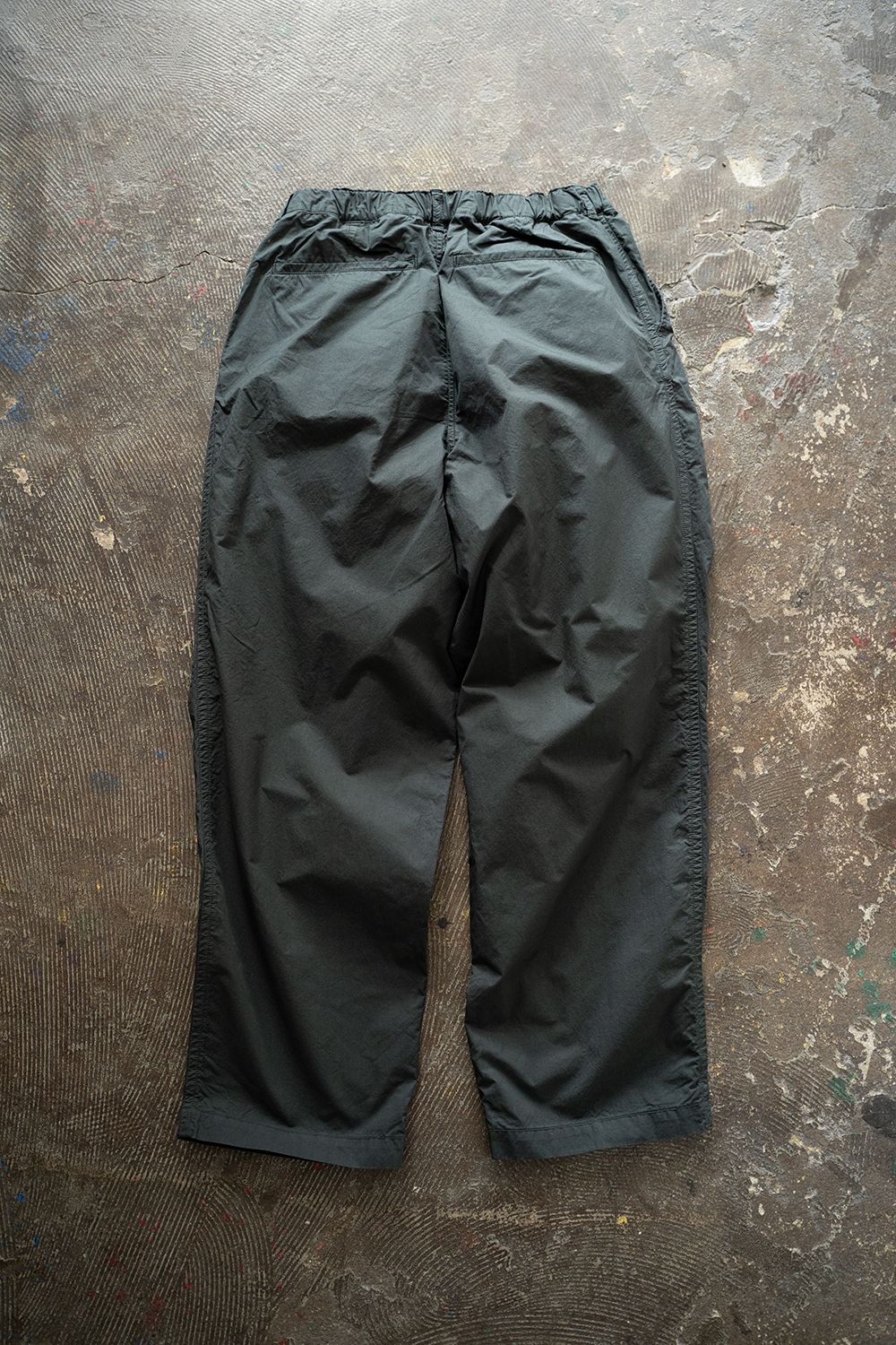 【ラスト1点】【25SS】ガーメントダイ2タックワイドテーパードパンツ(GREEN CHARCOAL)