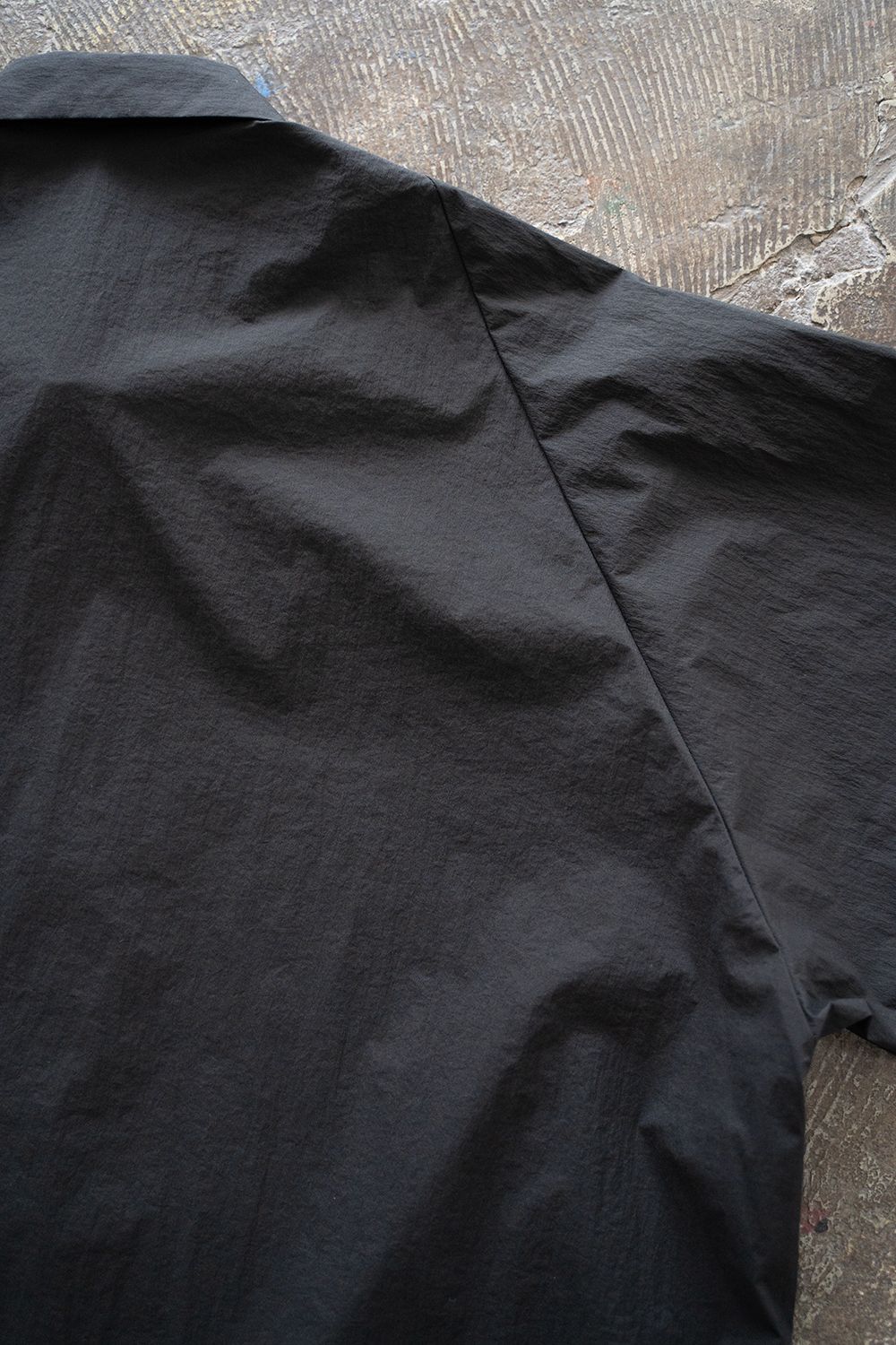 【ラスト1点】【25SS】ストレッチナイロン変形スリーブ半袖シャツ(BLACK)