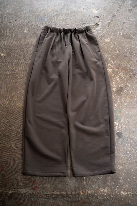 【25AW】裏毛ワンタックスラックス(BROWN CHARCOAL)
