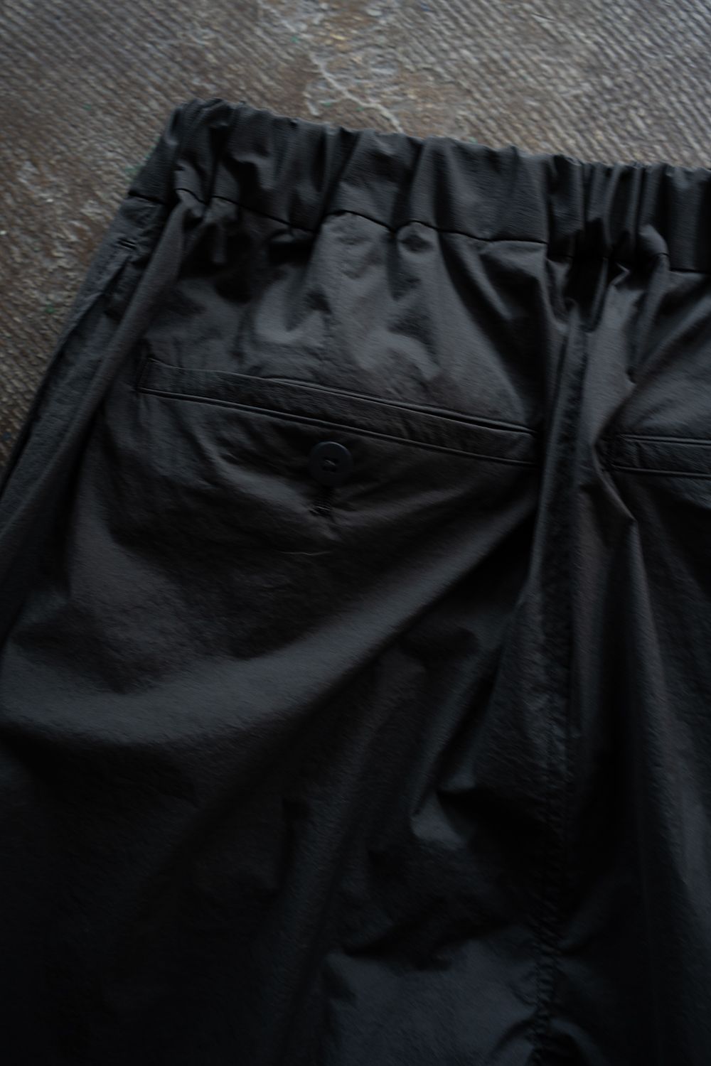 【26SS】ストレッチナイロンテーパードパンツ(CHARCOAL)