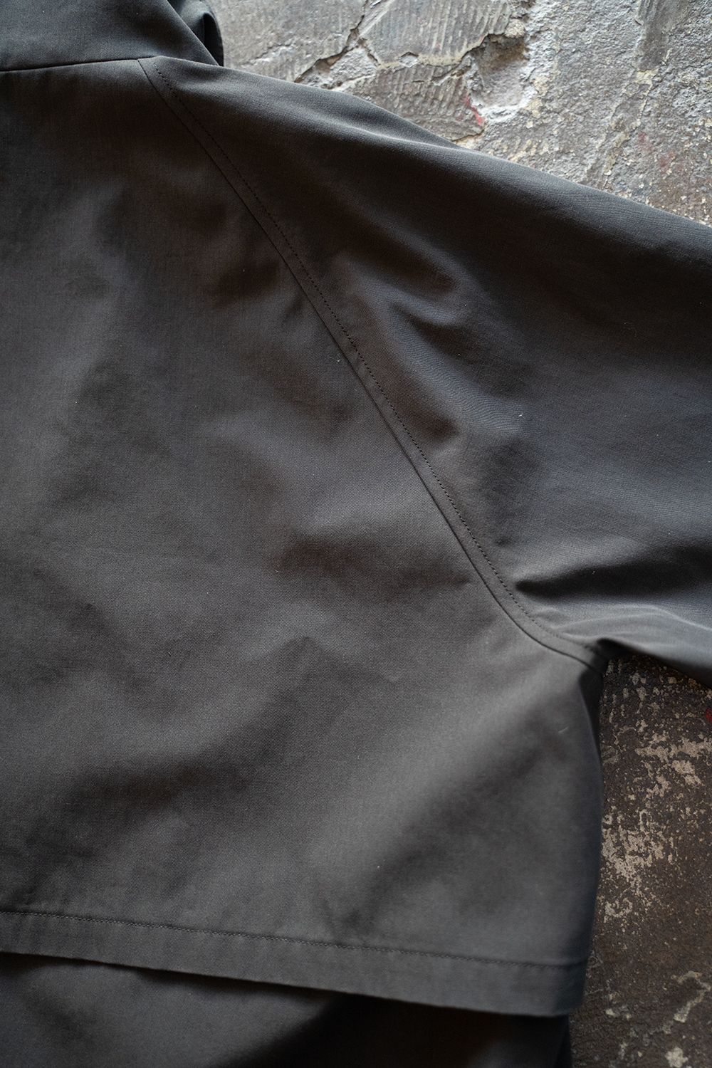 【ラスト1点】【23SS】強撚コットン×ポリエステルスタンドカラーハーフコート(CHARCOAL)
