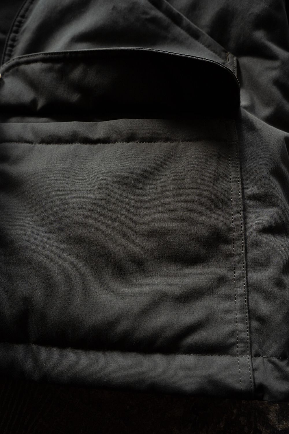【26AW】シンサレートフーデッドブルゾン(CHARCOAL)