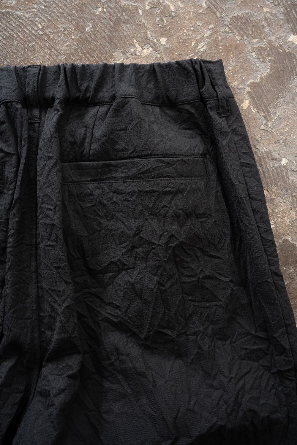 【26AW】先染めポリエステルタックテーパードパンツ(BLACK)