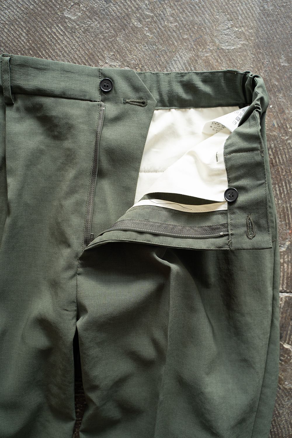 【ラスト1点】【24SS】強撚ポリエステルタックイージースラックス(OLIVE)