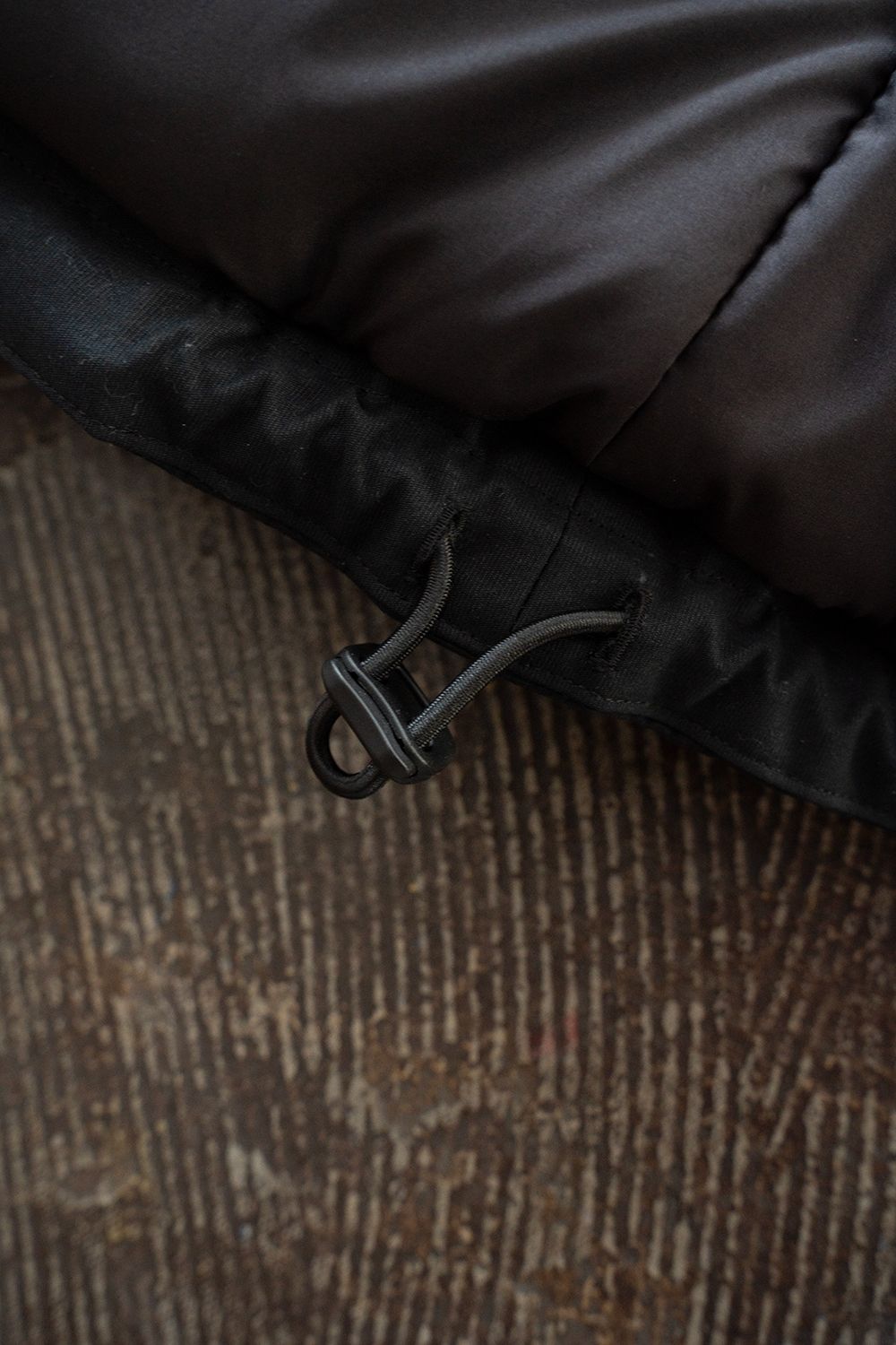 【26AW】シンサレートフーデッドブルゾン(BLACK)