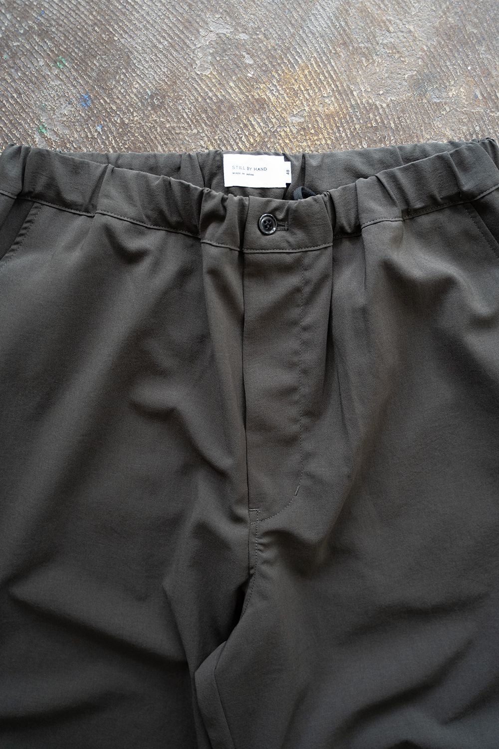【ラスト1点】【24SS】強撚ポリエステルニータックイージーパンツ(CHARCOAL)