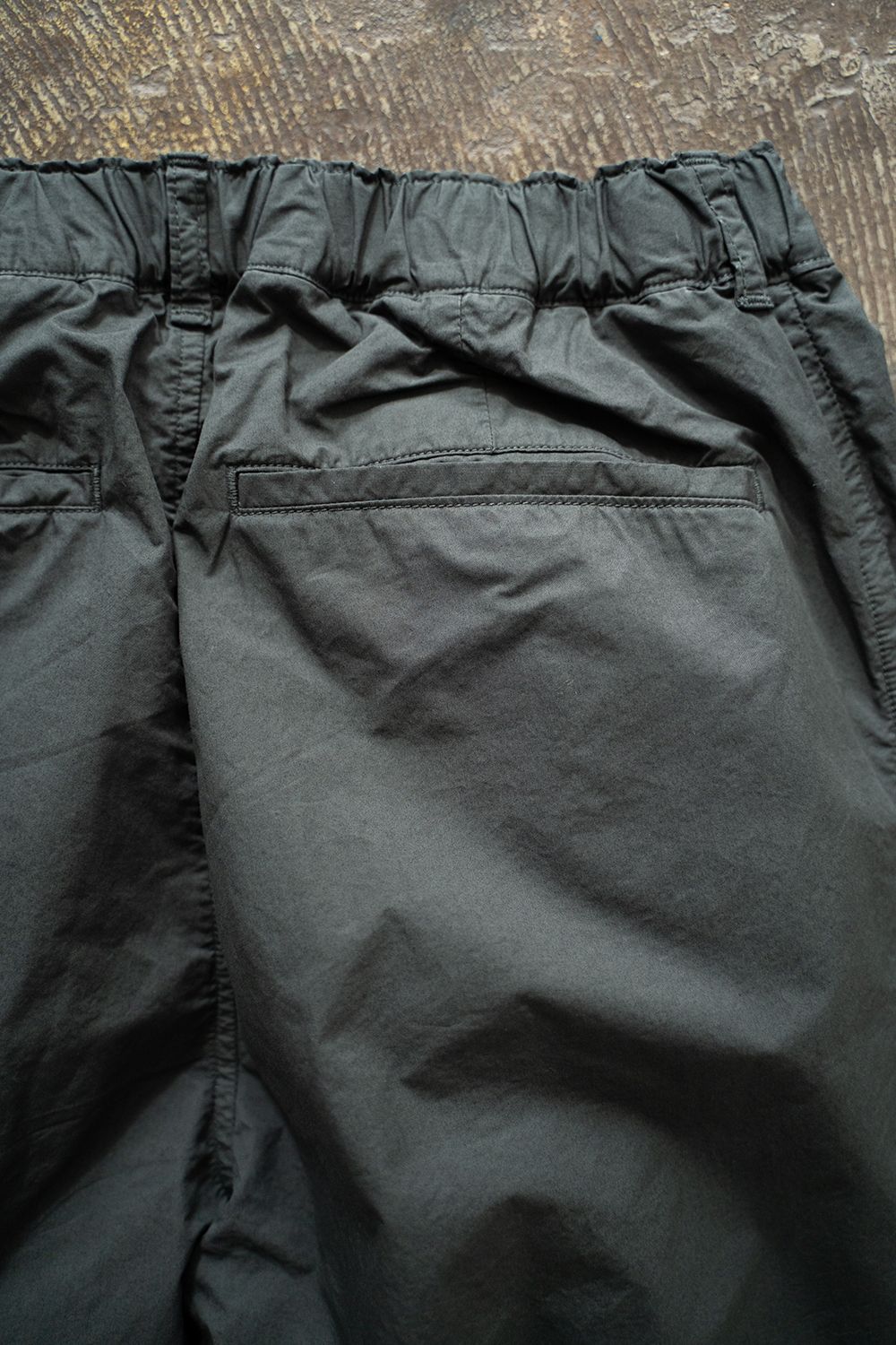 【ラスト1点】【25SS】ガーメントダイ2タックワイドテーパードパンツ(GREEN CHARCOAL)