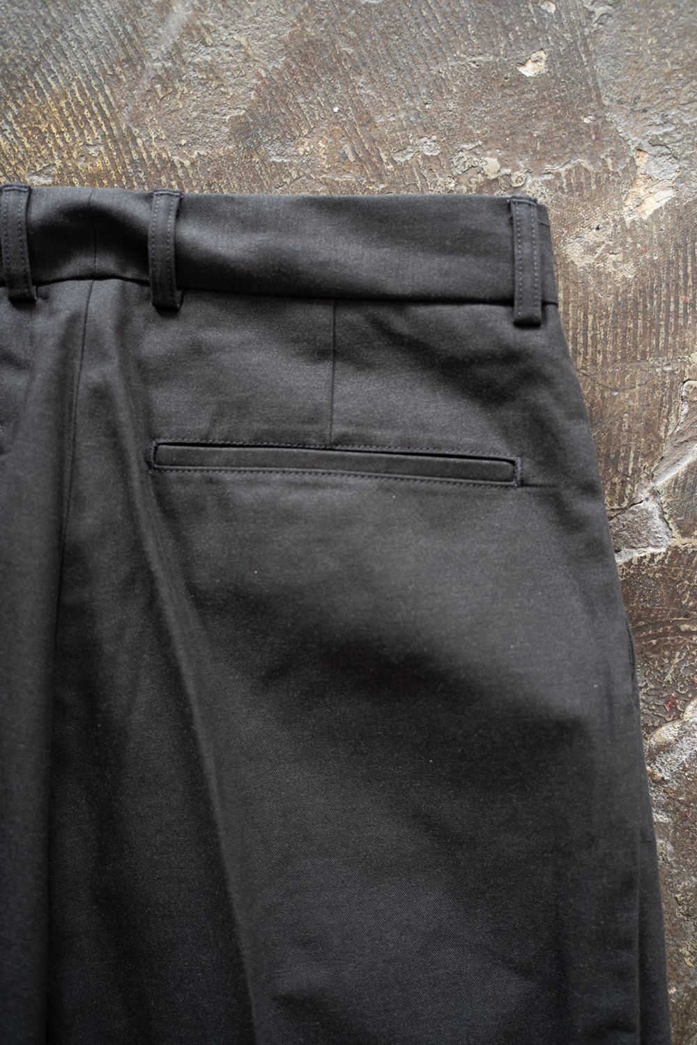 【24AW】2タックセンタープレスシャンブレースラックス(CHARCOAL)