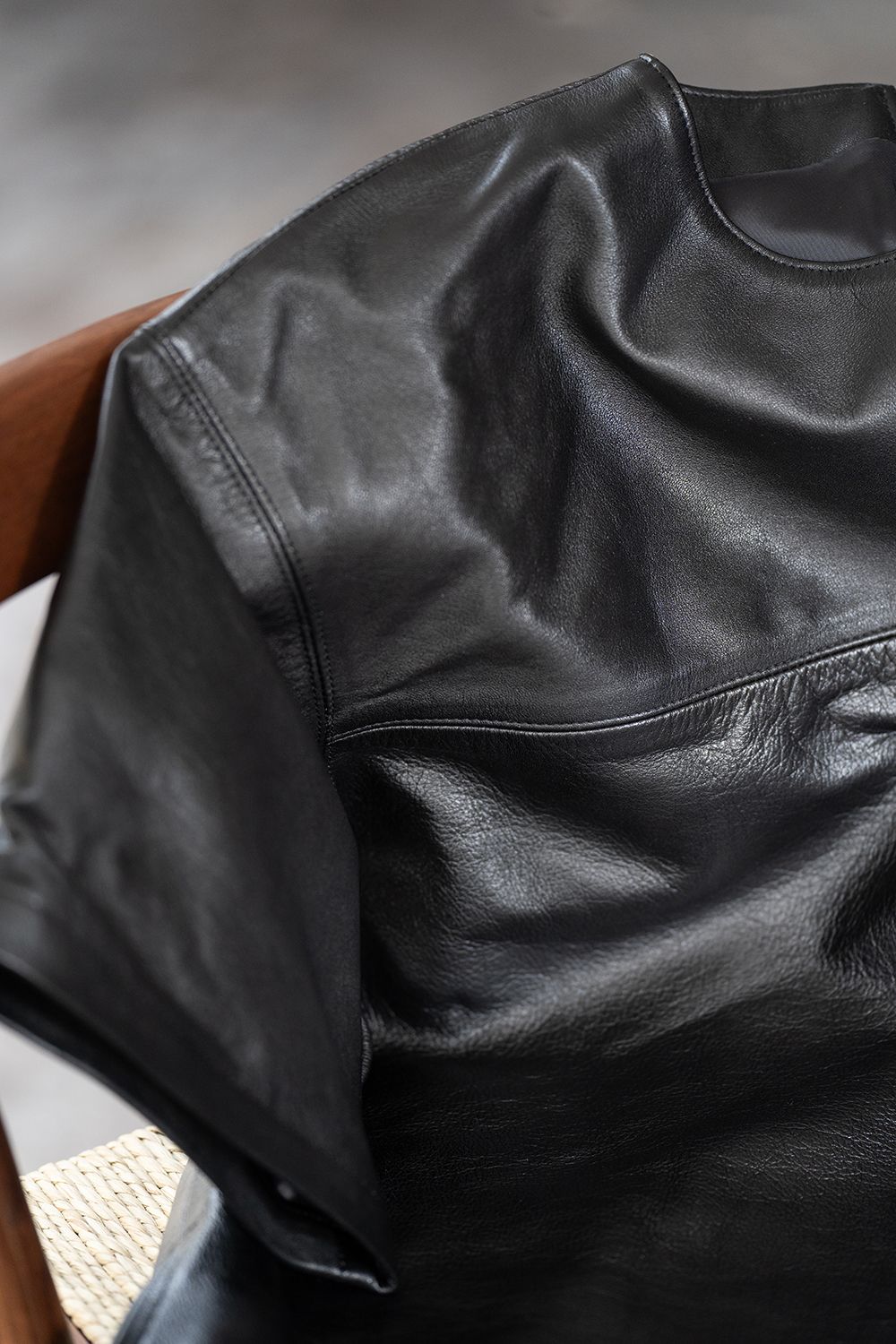 【ラスト1点】【24SS】Cow Leather P/O/カウレザープルオーバー(BLACK)