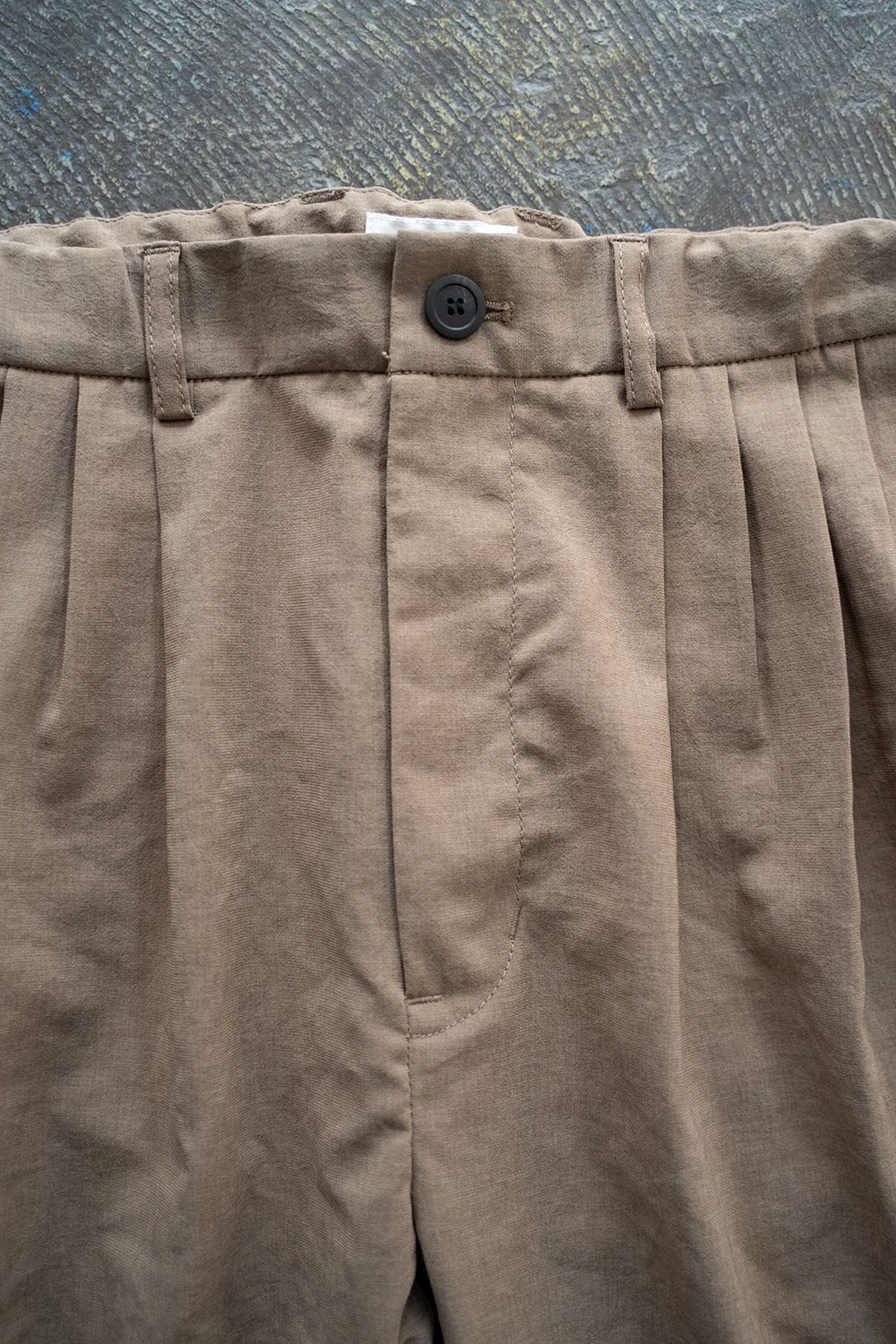 【ラスト1点】【23SS】強撚ポリエステル4タックイージースラックス(LIGHT BROWN)
