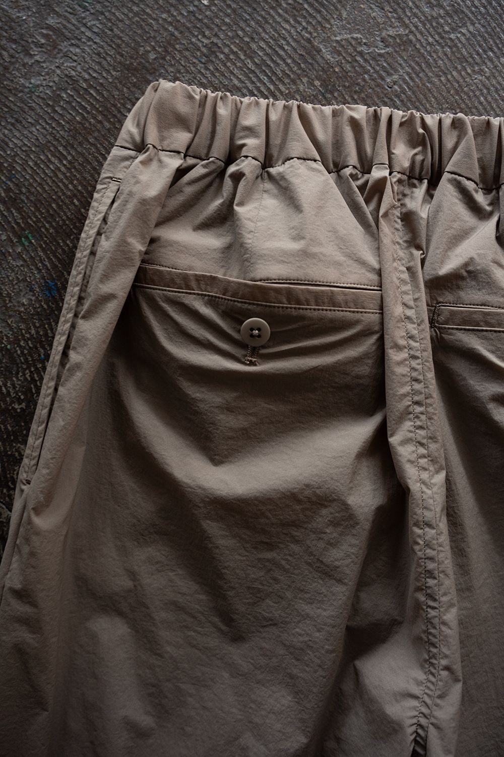 【26SS】ストレッチナイロンテーパードパンツ(GREIGE)