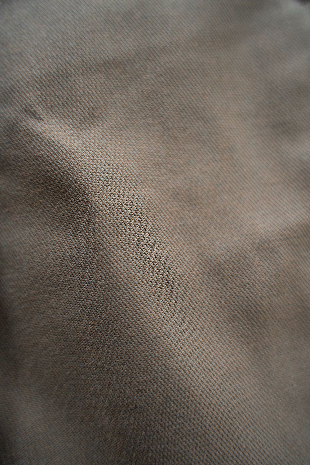 【24AW】2タックセンタープレスシャンブレースラックス(OLIVE)