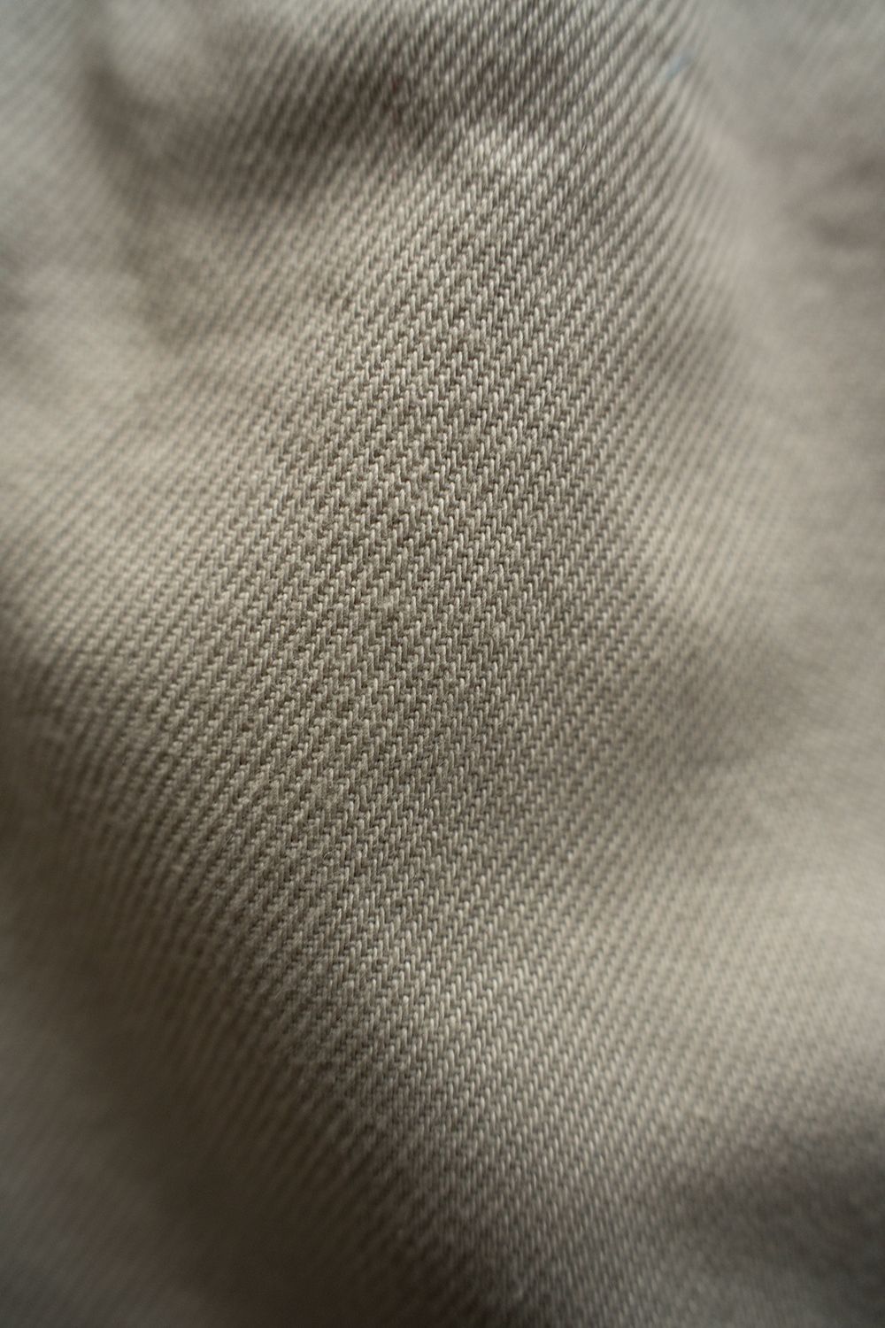 【25AW】ディープタックコットンツイルテーパードパンツ(LIGHT BEIGE)