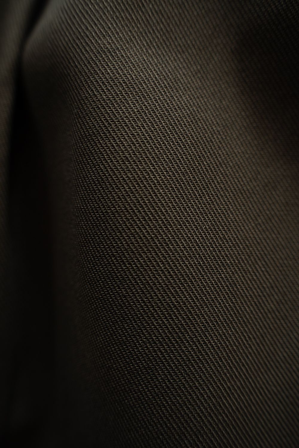 【26AW】コットンツイル2タックテーパードパンツ(DARK BROWN)