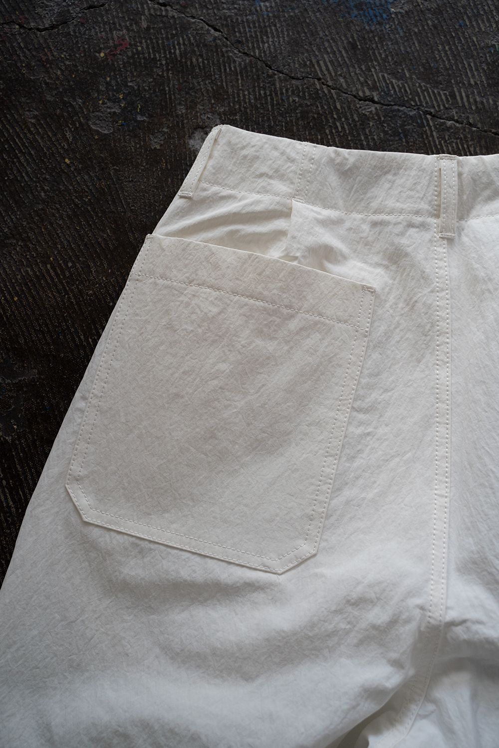Still By Hand オフホワイト　パンツ STILL BY HAND - 2tuck linen pants [PT07252] / Greige