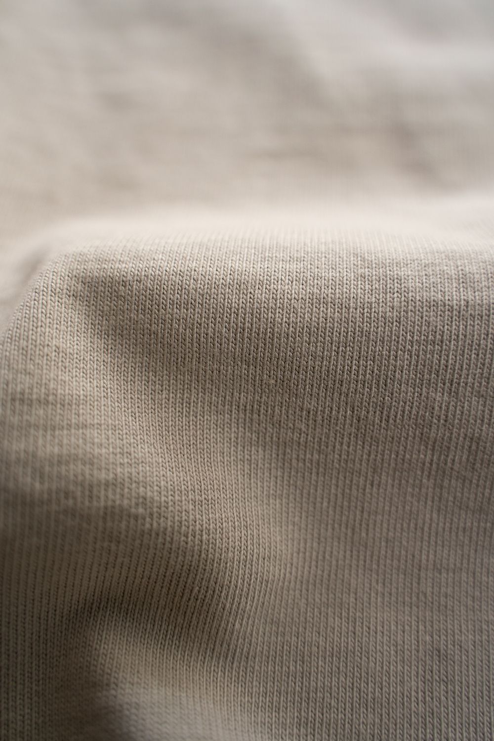 スビンコットン10/-度詰吊り天竺ポケット付きロンT(LIGHT BEIGE)
