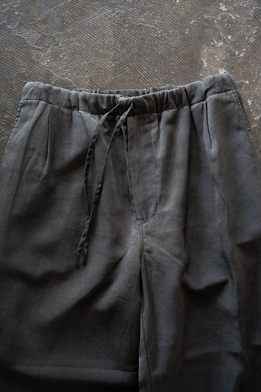 【26SS】ピグメントプリントタックイージーパンツ(DUSTY GREY)